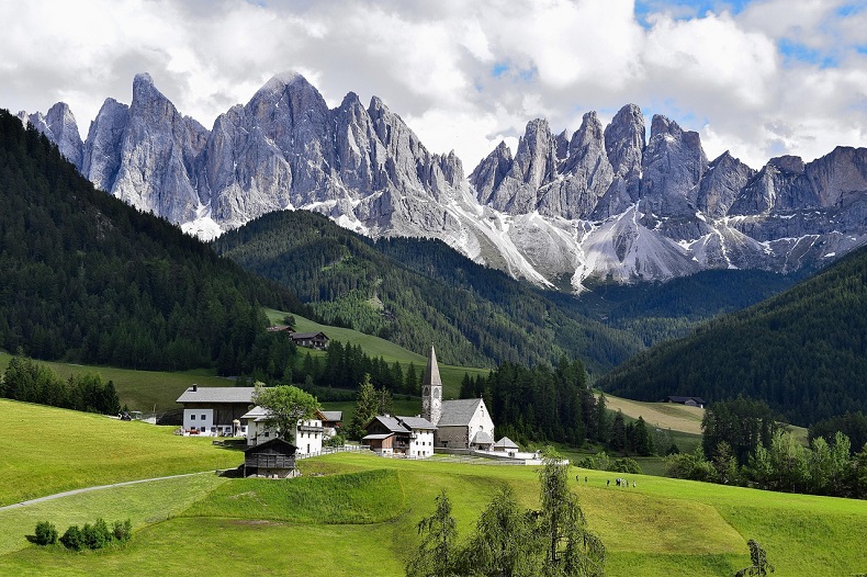 The Italian Dolomites, Verona & Beautiful Lakes of Garda & Molveno 