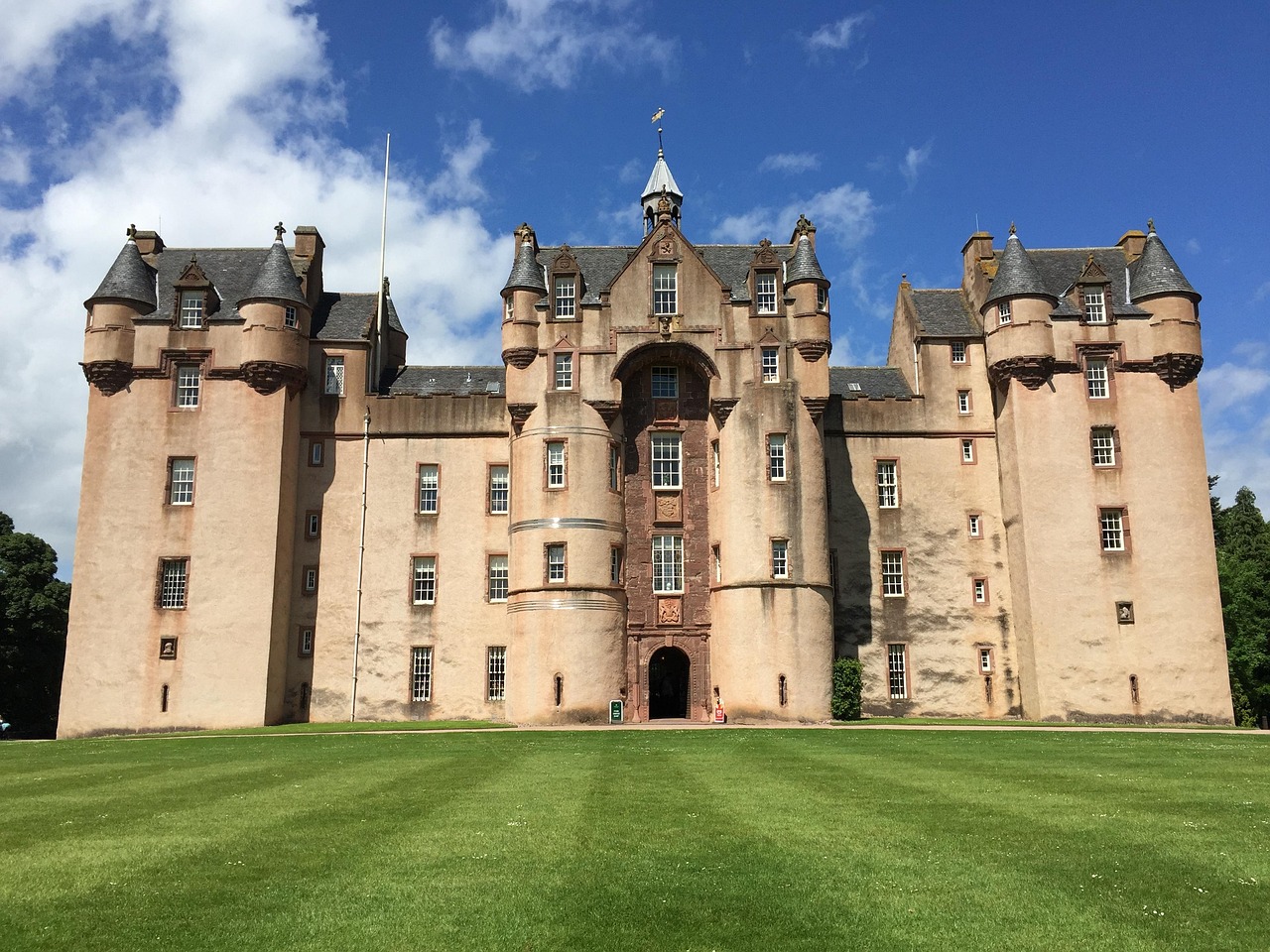 Scotland's East & West Coast- Inverewe Gardens, Balmoral & Fyvie Castle